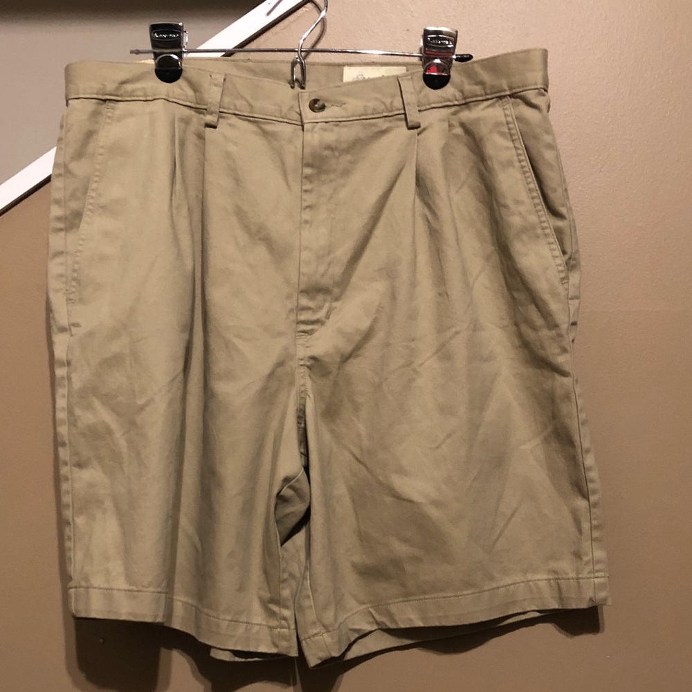 Eddie Bauer men’s khaki shorts